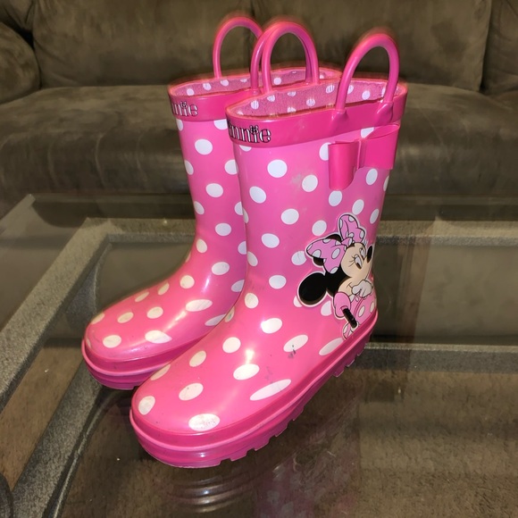 Variety of UGG boots, converse and sketchers - Picture 5 of 8